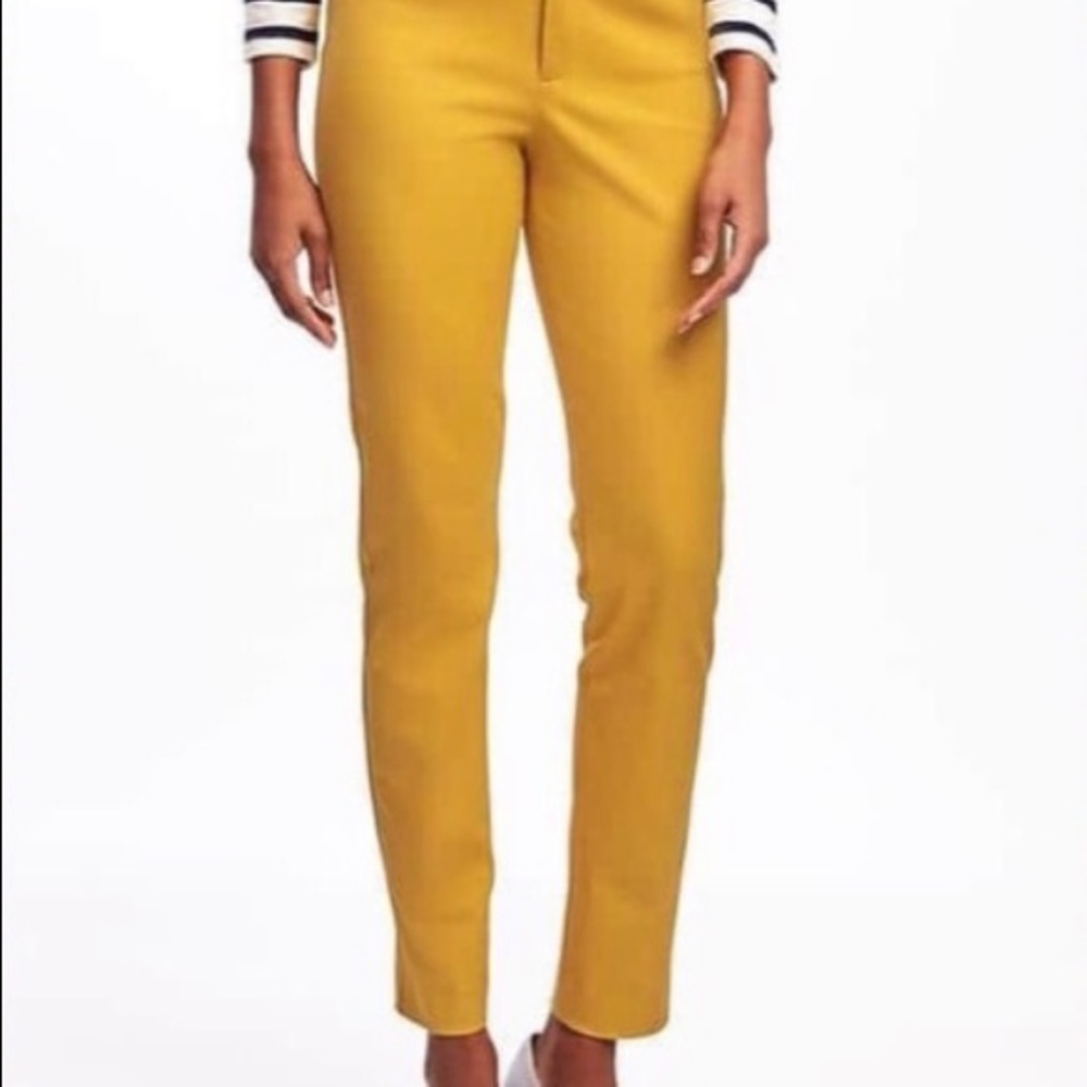 Old Navy Yellow Mid Rise Pixie Pants Size 4